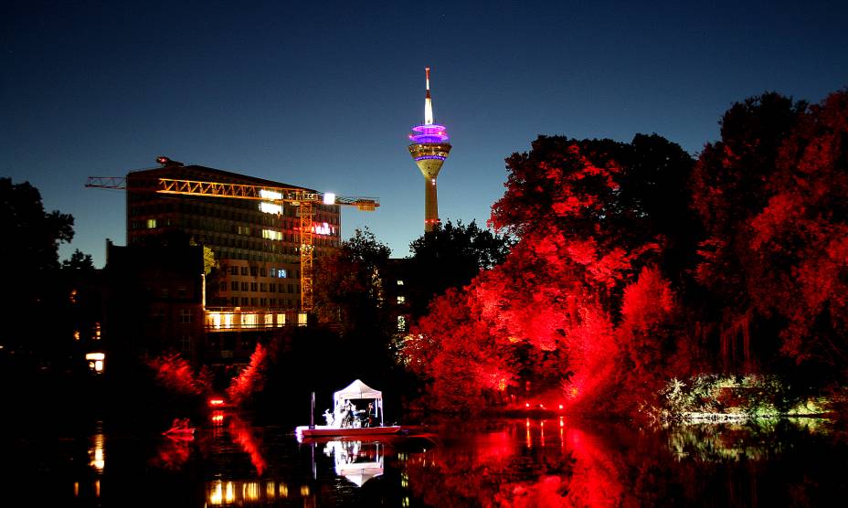 A noite da Torre Rheinturm em Düsseldorf, na Alemanha A noite da Torre Rheinturm em Düsseldorf, na Alemanha