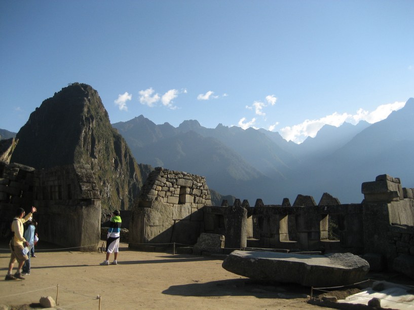 Outra construção característica da arquitetura inca, concebida com enormes blocos de pedra finamente talhados e encaixados à perfeição. Fica de frente para a Praça Principal e mira para o Putucusi, um dos Apus, ou montanhas sagradas, no entorno de Machu Picchu. As janelas representariam os três níveis em que os incas dividiam o mundo: o céu (vida espiritual), a terra (vida mundana) e o subterrâneo (vida interior). A construção está integrada ao Templo Principal, palco dos cultos mais importantes da época incaica em Machu Picchu.