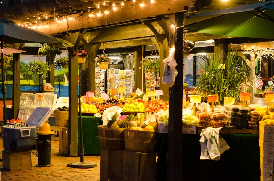 O Quincy Market tem várias vendinhas e barracas e é um lugar muito frequentado para compras durante a noite