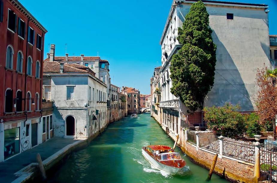 Charmosa, Veneza é destino de lua-de-mel de casais apaixonados que desejam passear de gôndola ao pôr-do-sol