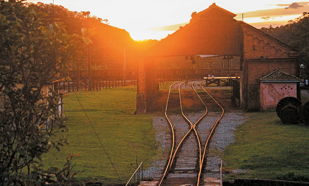 Pôr do sol em Paranapiacaba, onde tudo é serra e ferrovia Pôr do sol em Paranapiacaba, onde tudo é serra e ferrovia