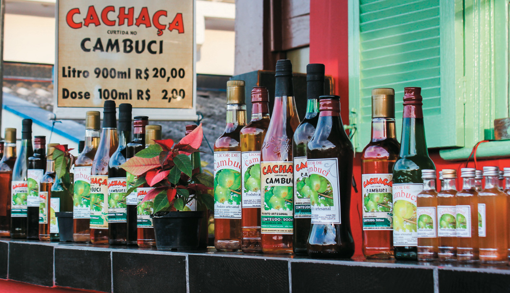 Orgulho local, a cachaça feita com cambuci abre os trabalhos para apreciar o pôr do sol Orgulho local, a cachaça feita com cambuci abre os trabalhos para apreciar o pôr do sol