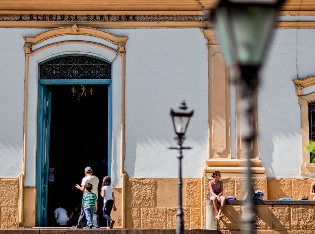 Santana de Parnaíba: a Igreja Matriz de Sant’Ana, erguida em 1580 em estilo eclético, recebe público eclético