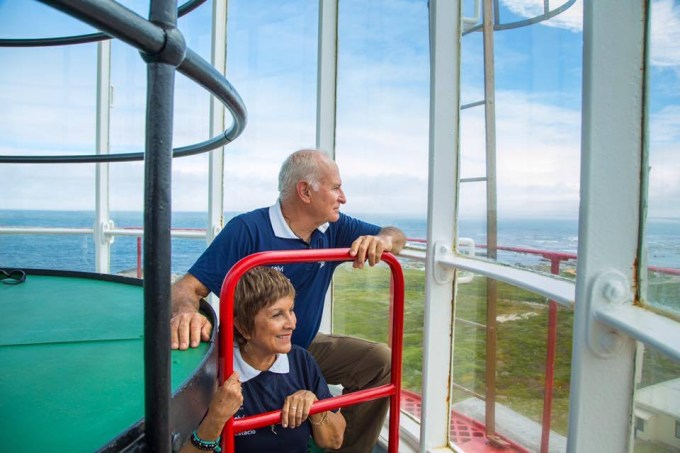 Vilfredo e Heloísa Schurmann no farol de Danger Point