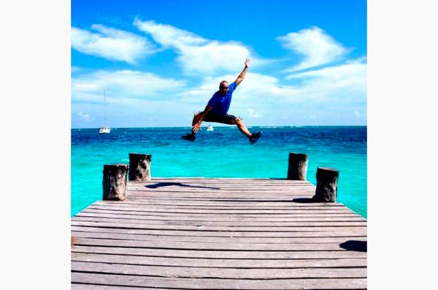 <a href="https://instagram.com/pausethemoment" rel="@pausethemoment " target="_blank"><strong>@pausethemoment </strong></a> A vida de Ryan Gargiulo gira em torno de suas viagens. Ele começou com um blog avaliando hotéis e restaurantes por onde passa e agora compartilha seu trabalho no Instagram. Ryan se hospeda nos mais luxuosos hotéis ao redor do mundo e por onde passa faz turismo de aventura e exercícios para manter a forma. Além de dicas de hotéis e restaurantes, ele também dá dicas <em>fitness</em>: exercícios e um estilo de vida saudável. <a href="https://instagram.com/pausethemoment" rel="@pausethemoment " target="_blank"><strong>@pausethemoment </strong></a> A vida de Ryan Gargiulo gira em torno de suas viagens. Ele começou com um blog avaliando hotéis e restaurantes por onde passa e agora compartilha seu trabalho no Instagram. Ryan se hospeda nos mais luxuosos hotéis ao redor do mundo e por onde passa faz turismo de aventura e exercícios para manter a forma. Além de dicas de hotéis e restaurantes, ele também dá dicas <em>fitness</em>: exercícios e um estilo de vida saudável.