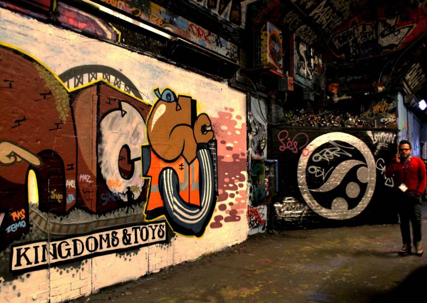 <strong>15. Bansky e Invader</strong>Os trabalhos de Bansky apresentam, com toques de ironia, uma crítica à sociedade atual, com foco nas questões que envolvem guerra e política. Além disso, um dos seus filmes concorreu ao Oscar. Contudo, o artista não é o único que fez (e ainda faz) história pelas ruas de Londres. O trabalho do artista francês Invader também é muito respeitado. Seus trabalhos lembram personagens de videogame e são feitos em pequenas lajotas, que os donos dos imóveis retiram para vender no comércio eletrônico