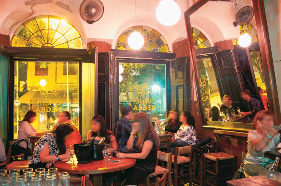 <strong><a href="https://viajeaqui.abril.com.br/estabelecimentos/br-rs-porto-alegre-restaurante-champanharia-ovelha-negra" rel="Champanharia Ovelha Negra" target="_self">Champanharia Ovelha Negra</a></strong> – <a href="https://viajeaqui.abril.com.br/cidades/br-rs-porto-alegre" rel="Porto Alegre" target="_self">Porto Alegre</a> (<a href="https://viajeaqui.abril.com.br/estados/br-rio-grande-do-sul" rel="Rio Grande do Sul" target="_self">Rio Grande do Sul</a>)<br /><br />Apesar de ser uma seleção de wine bars, a casa especializada em espumantes não poderia ficar de fora da lista. Inaugurada em 2003 em <a href="https://viajeaqui.abril.com.br/cidades/br-rs-porto-alegre" rel="Porto Alegre" target="_self">Porto Alegre</a>, uma das capitais mais geladas da estação, é a champanharia pioneira no Brasil. O simpático casarão onde se instalou no Centro Histórico foi construído na década de 20 com janelões em arco e pé-direito alto. A carta lista 60 rótulos de espumantes (champagne, Prosecco, Moscatel), com grande incidência de produtores da Serra Gaúcha, como a Cave Geisse e a Dal Pizzol. Escritas num quadro negro, as opções de petiscos vão de bruschettas a sanduíches<br /><strong>Onde: </strong>Rua Duque de Caxias, 690, Centro – <strong>Tel.</strong> (51) 3061-7021<br /><strong>Horário de funcionamento:</strong> segunda a sábado, das 18h às 23h30<br /> 