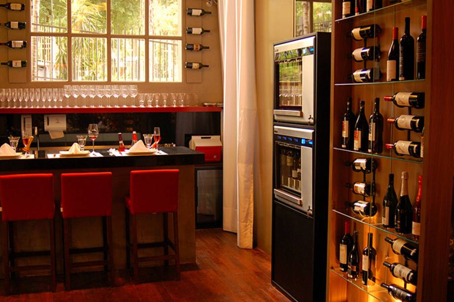 <strong><a href="https://viajeaqui.abril.com.br/estabelecimentos/br-rs-porto-alegre-restaurante-vinum" rel="Vinum" target="_self">Vinum</a></strong> – <a href="https://viajeaqui.abril.com.br/cidades/br-rs-porto-alegre" rel="Porto Alegre" target="_self">Porto Alegre</a> (<a href="https://viajeaqui.abril.com.br/estados/br-rio-grande-do-sul" rel="Rio Grande do Sul" target="_self">Rio Grande do Sul</a>)<br />    <br />    É fácil entender o sucesso da casa. A começar pela localização em um dos bairros mais efervescentes da capital gaúcha, o Moinho dos Ventos. O ambiente descontraído é impulsionado por um agradável deque com vista para a rua e um salão que, como fica aberto o dia inteiro, é ótimo para uma reunião informal de negócios. O que já é bom melhora na quantidade de rótulos, cerca de 400 opções. Quer mais? A máquina Enomatic armazena quatro vinhos por alguns dias, servidos em doses diferentes (25, 75 e 150 ml). Ainda falta falar dos comes. Que tal bebericar o rosé chileno Aquitânia 2010 na companhia de um hambúrguer de salmão com guacamole?<br />    <strong>Onde:</strong> Rua Marquês do Herval, 52, Moinhos de Vento – <strong>Tel.</strong> (51) 3395-4597<br />    <strong>Horário de funcionamento:</strong> segunda a sábado, das 9h às 23h<br />     