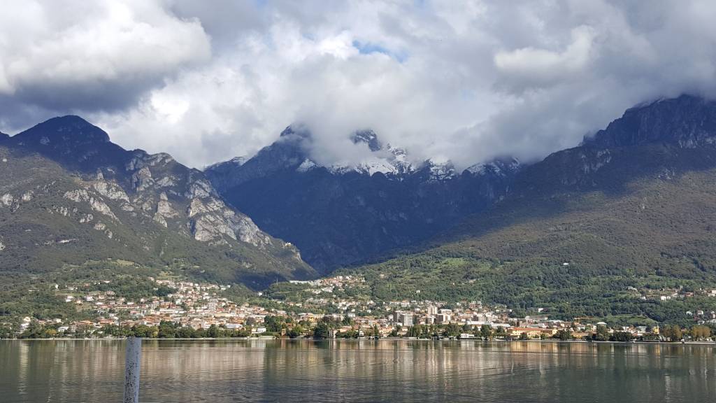 A paisagem escandalosa, com as cidadezinhas que se refletem no lago