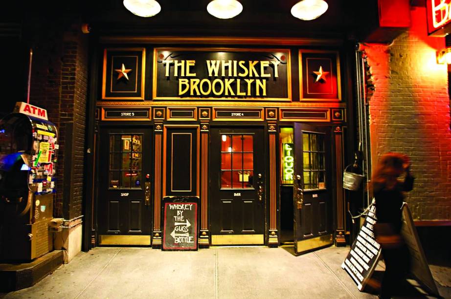 “Vale cruzar o rio pra ter uma vista diferente de <a href="https://preprod.viagemeturismo.abril.com.br/cidades/nova-york-4/" target="_blank">NY</a> no East River State Park e caminhar no sentido Franklin St. e Manhattan Ave. Você encontra restaurantes, bares, lojas-conceito, brechós e, se for louco por whisky, passa no <a href="https://whiskeybrooklyn.com/" target="_blank">The Whiskey Brooklyn</a>, com mais de 100 (eu disse 100!) opções.” “Vale cruzar o rio pra ter uma vista diferente de <a href="https://preprod.viagemeturismo.abril.com.br/cidades/nova-york-4/" target="_blank">NY</a> no East River State Park e caminhar no sentido Franklin St. e Manhattan Ave. Você encontra restaurantes, bares, lojas-conceito, brechós e, se for louco por whisky, passa no <a href="https://whiskeybrooklyn.com/" target="_blank">The Whiskey Brooklyn</a>, com mais de 100 (eu disse 100!) opções.”