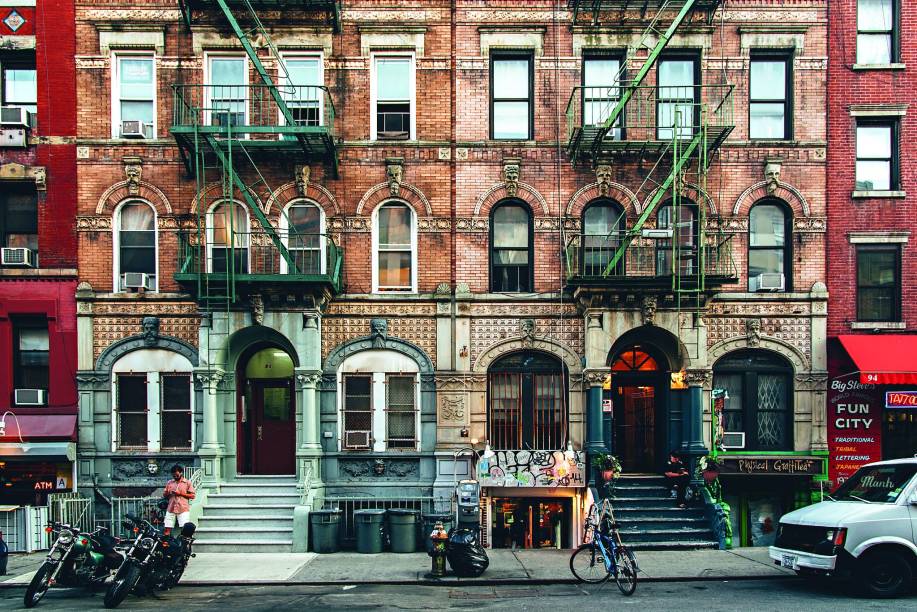 “O Lower East Side é o berço do movimento da contracultura na cidade. O filme Kids foi rodado na St. Marks Place, para se ter uma ideia. Apesar do boom imobiliário, você ainda encontra galerias de arte incríveis, restaurantes asiáticos ao lado de pizzarias, loja de artigos geek junto de estúdios de tatuagem e o show do <a href="https://stomponline.com/" target="_blank">Stomp</a>, claro.”