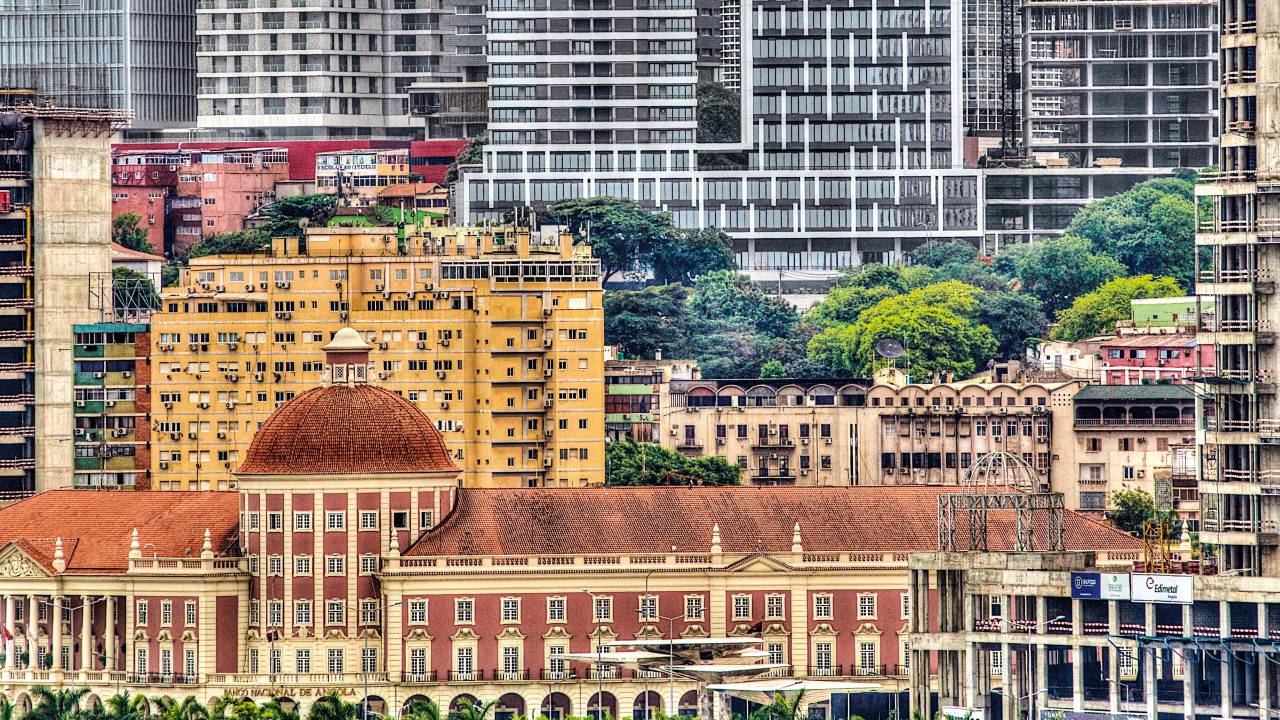 Prédios de Luanda, cujos andares vão aumentando conforme os prédios se distanciam do fotógrafo, até a fotografia cortar o topo dos prédios do fundo