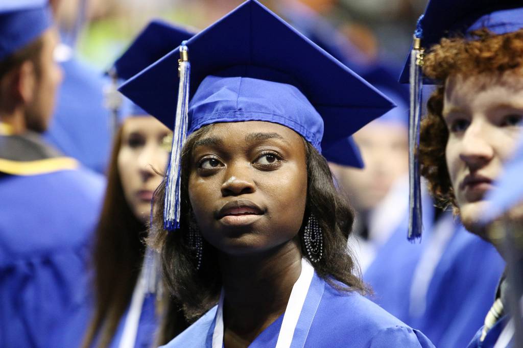 Estudante vestida com as roupas de formatura de High School em escola da Flórida, Estados Unidos