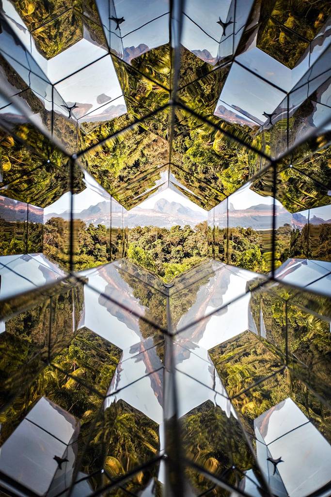 Centro de Arte Contemporânea Inhotim, Brumadinho, Belo Horizonte, Minas Gerais, Brasil A vista da paisagem de Inhotim - árvores e céu ensolarado - por meio de uma espécie de caleidoscópio gigante de vidro, que reflete a vista diversas vezes