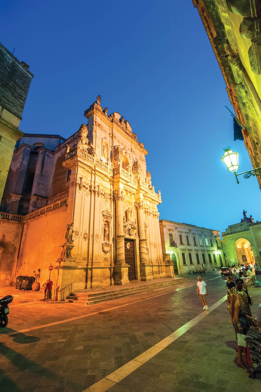 Igreja di San Giovanni Battista, Lecce, Puglia, Itália Igreja em estilo barroco iluminada com luzes, no cair da noite em Lecce