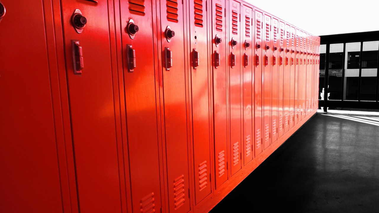 Armários de metal em corredor de escola nos Estados Unidos