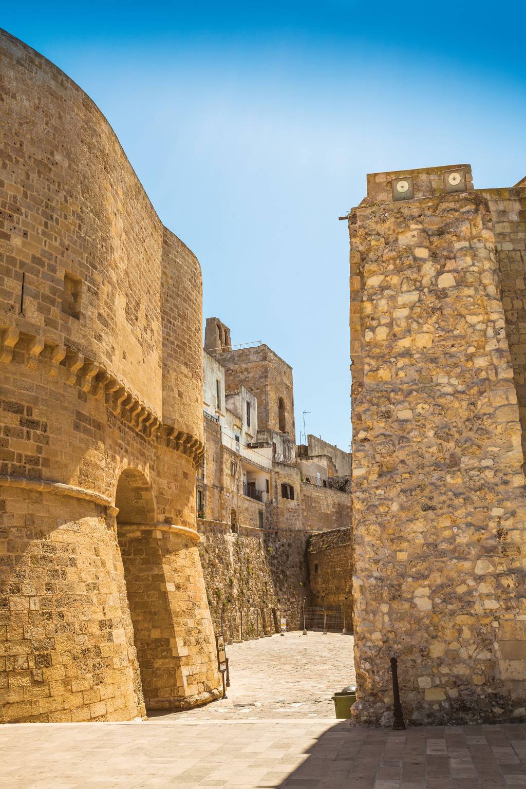 Muralha em Gallipoli, na Costa Jônia, Puglia, Itália Um beco com altas paredes de tijolos, as quais formam uma seção da muralha de Gallipoli