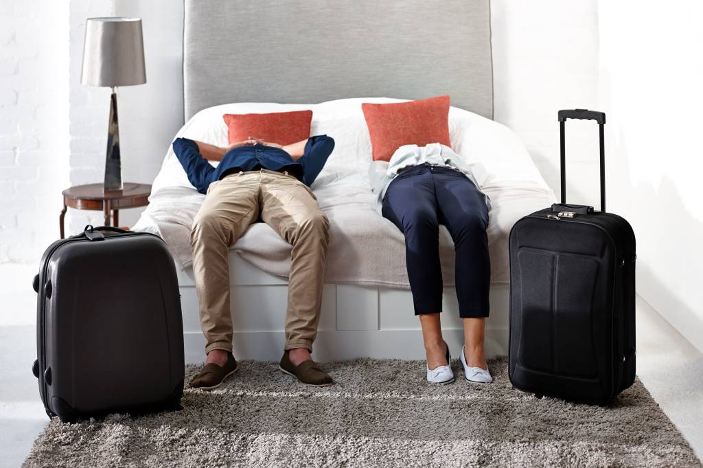 Casal chegando em casa depois de uma viagem