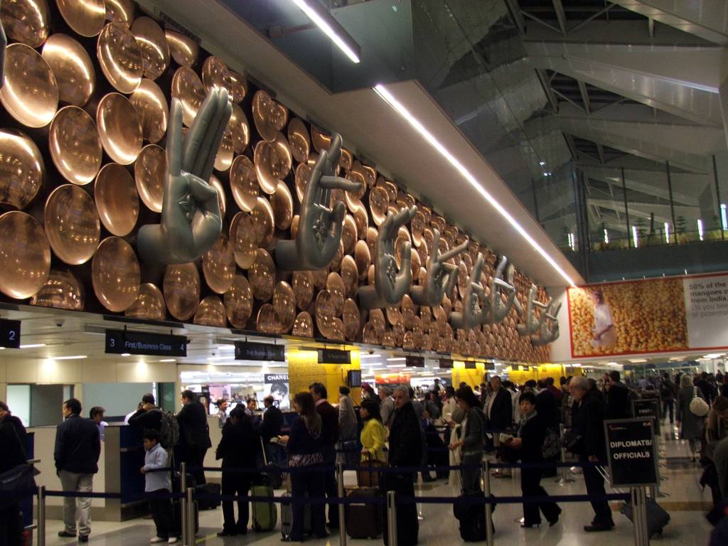 Turistas que desembarcam no Aeroporto Internacional de Indira Gandhi, em Nova Délhi, são os primeiros beneficiados da ação