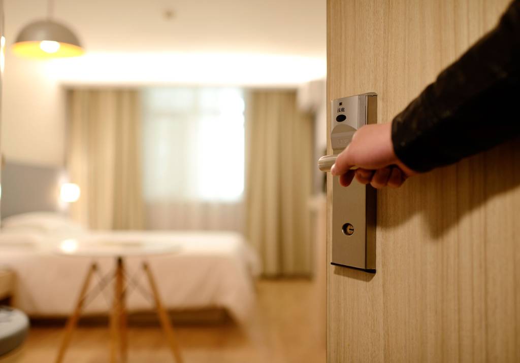 Quarto de hotel com porta de maçaneta eletrônica