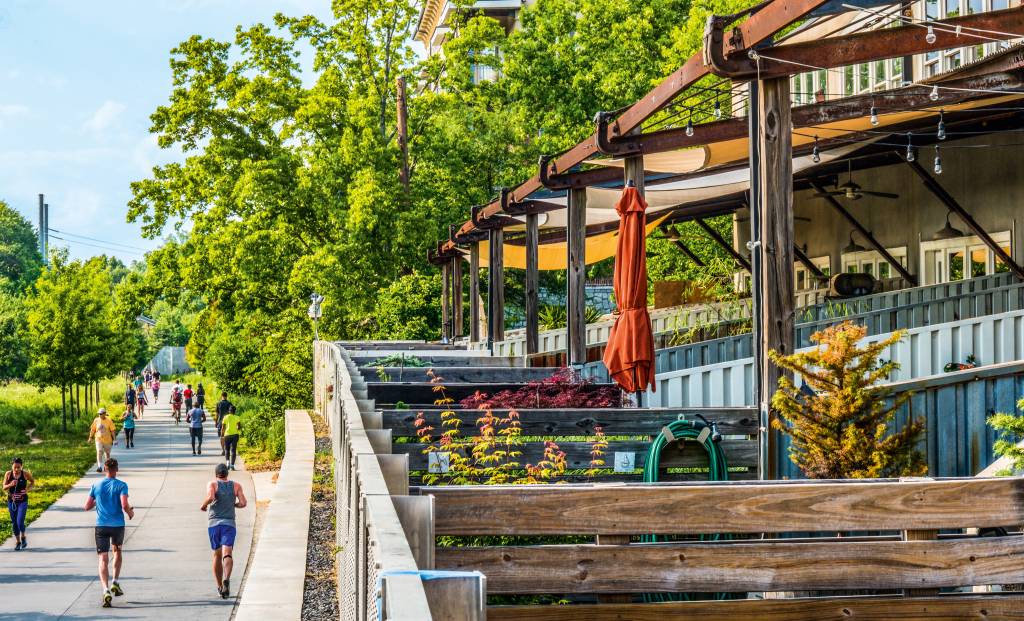 Revitalização da linha de trem, com lojinhas e passarelas, além de um sistema de aluguel de bicicleta para os cidadãos de Atlanta