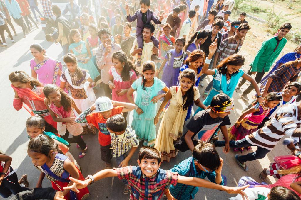 Crianças brincam durante festa de casamento em Anklesvar, Gujarat, Índia