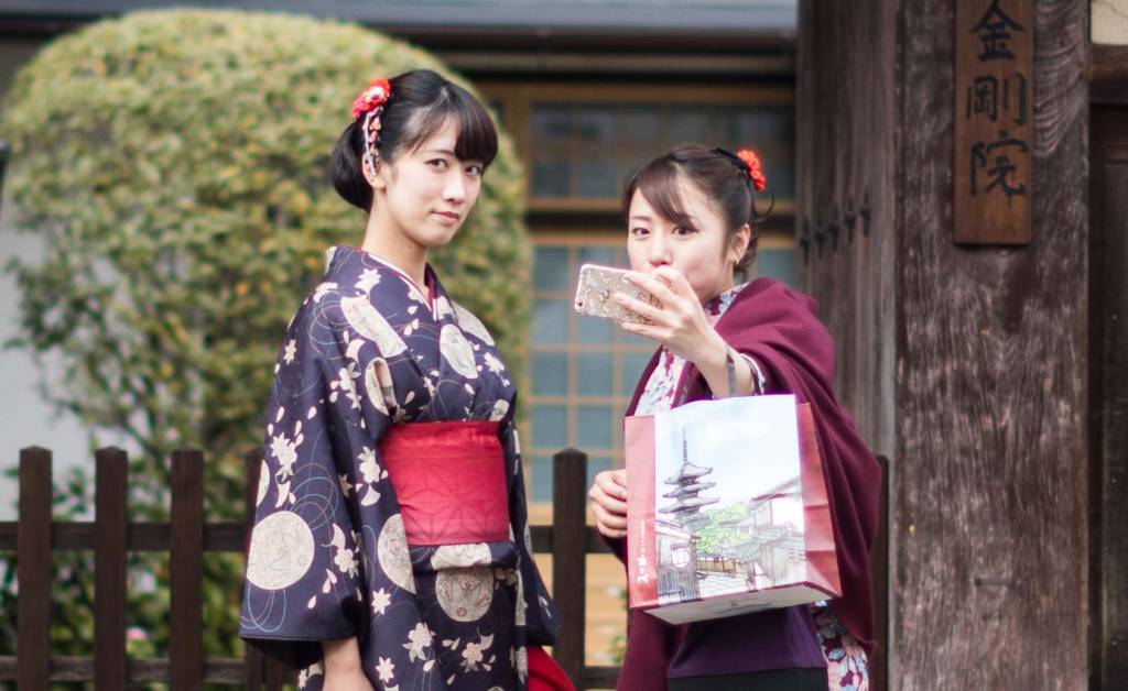 Mulheres vestidas de gueixas tiram selfie em Kioto, no Japão