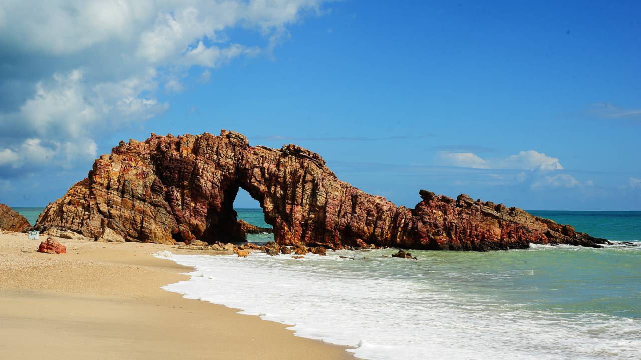 Pedra Furada, uma das principais atrações em Jericoacoara, Ceará