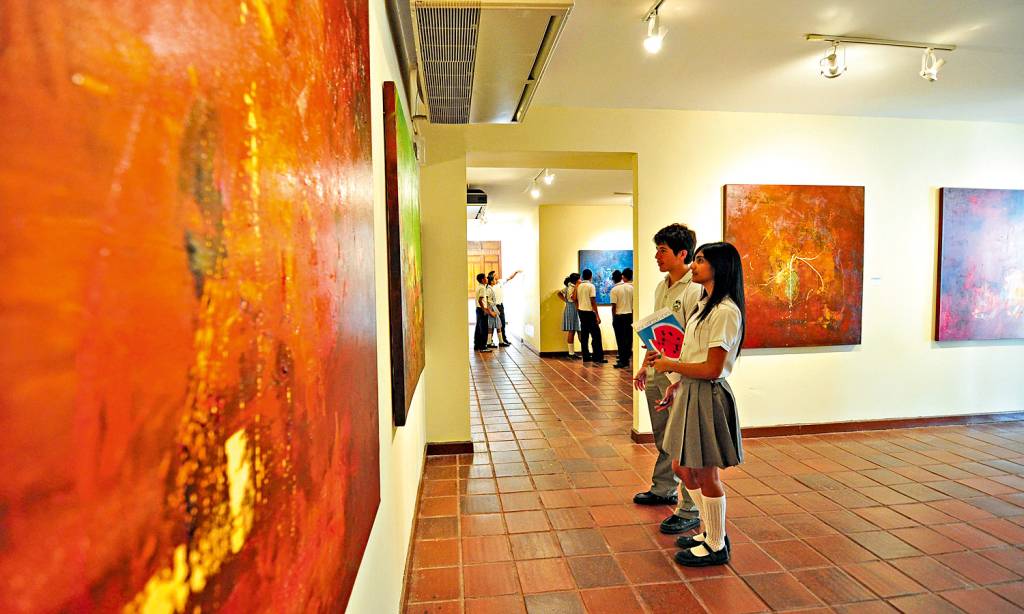 Estudantes no Museo Bolivariano de Arte Contemporanea, Santa Marta, Colômbia