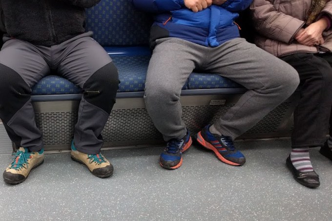 Manspreading_in_Korea_Busan_Metro