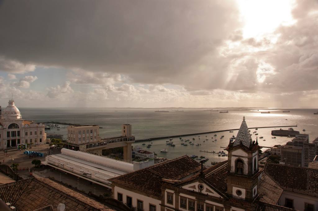 Cidade de Salvador com vista para o Pelourinho e o elevador Lacerda e a bahia