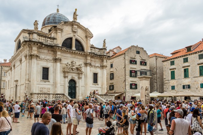 Turistas na Igreja Saint Blaise, em Dubrovnik, na Croácia