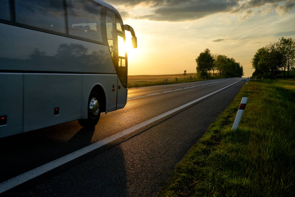 Onibus e por do sol