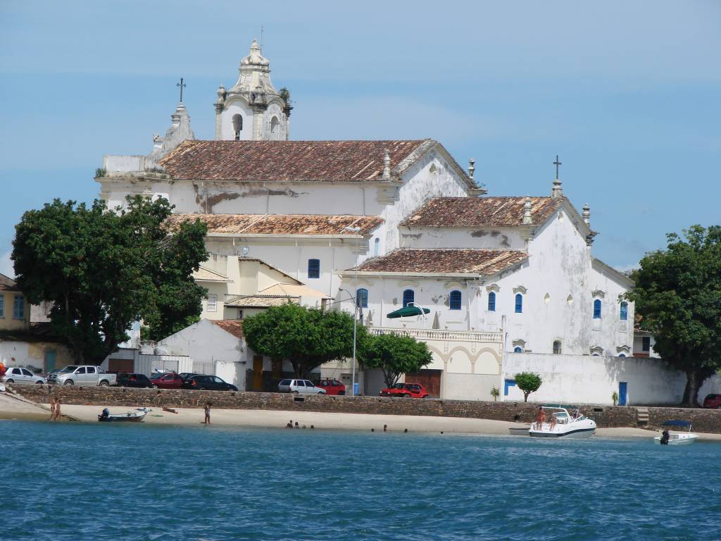 Vista a partir do mar do centro histórico de Itaparica, na Bahia