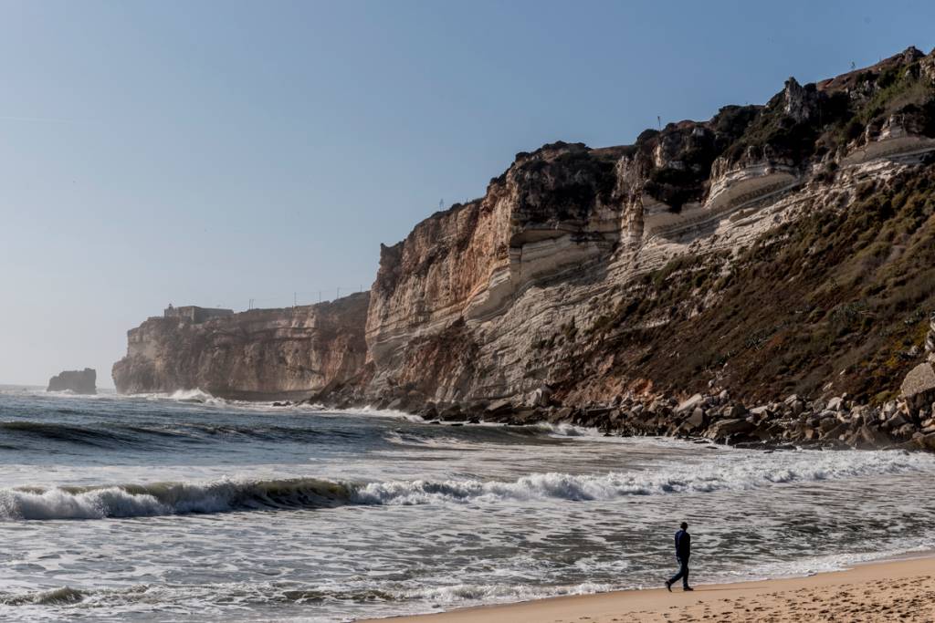 A Praia da Nazaré, no centrinho da cidade: peredões e ondas (mas não aqueeeelas ondas)