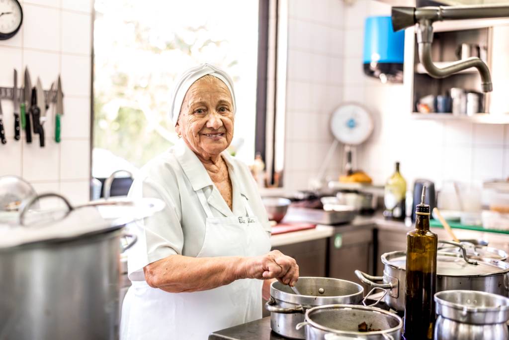 Dona Alice Marto em ação: mãos mágicas