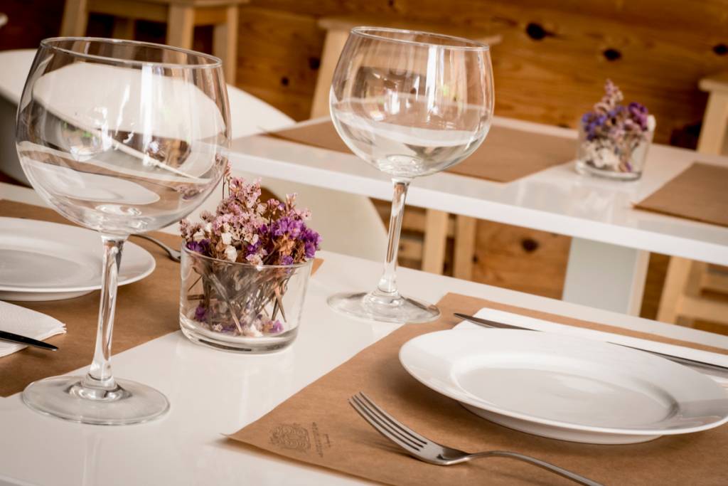 O salão do restaurante: clean com toques tropicais