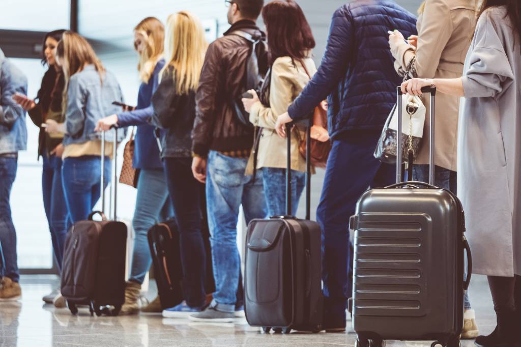 FIla de pessoas no aeroporto