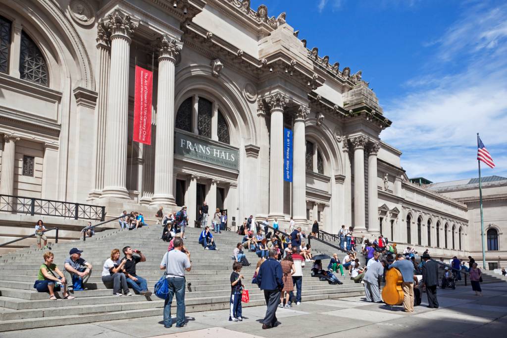 Metropolitan Museum of Art (MET) A foto mostra a fachada de um prédio histórico com muitas colunas