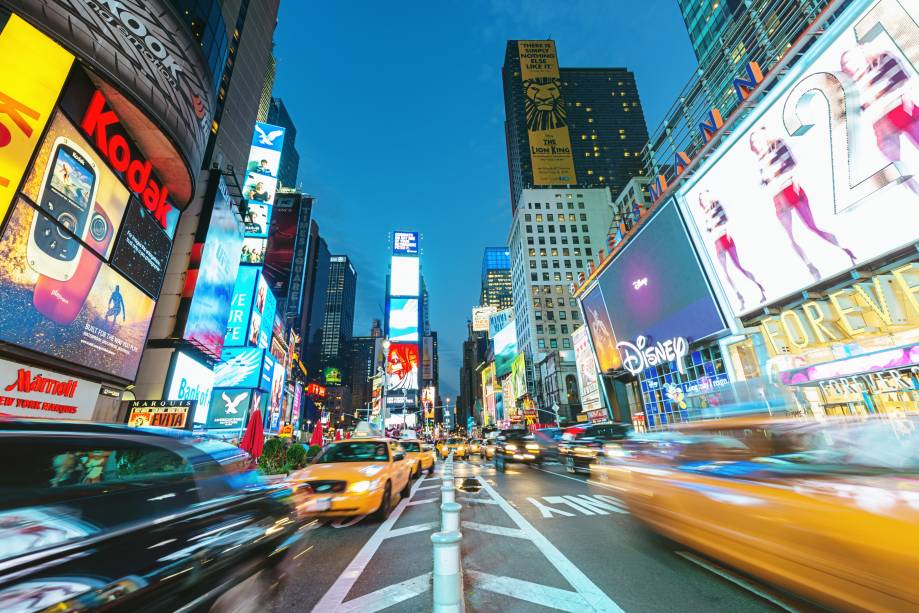 <strong>Times Square – <a href="https://preprod.viagemeturismo.abril.com.br/materias/guia-tudo-sobre-nova-york/" target="_blank" rel="noopener">Nova York</a> – <a href="https://preprod.viagemeturismo.abril.com.br/paises/estados-unidos/" target="_blank" rel="noopener">Estados Unidos</a></strong> Não é exatamente uma praça como as outras e sim um largo entre os cruzamentos de duas grandes avenidas da Grande Maçã. É um dos principais cartões postais da cidade e não poderia faltar nessa lista! As milhares de luzes, cartazes, painéis e, principalmente, as multidões de pessoas que vão e vem nas ruas que cruzam a 42nd Street, a 7ª avenida e a <a href="https://viajeaqui.abril.com.br/estabelecimentos/estados-unidos-nova-york-atracao-broadway" target="_blank" rel="noopener"><strong>Broadway</strong></a> podem te deixar um pouco tonto. Mas passa, não se preocupe. Essa sensação de muita informação, muita luz e muita gente é comum entre os visitantes <a href="https://www.booking.com/searchresults.pt-br.html?aid=332455&sid=d98f25c4d6d5f89238aebe98e11a09ba&sb=1&src=searchresults&src_elem=sb&error_url=https%3A%2F%2Fwww.booking.com%2Fsearchresults.pt-br.html%3Faid%3D332455%3Bsid%3Dd98f25c4d6d5f89238aebe98e11a09ba%3Btmpl%3Dsearchresults%3Bac_click_type%3Db%3Bac_position%3D0%3Bcity%3D-132007%3Bclass_interval%3D1%3Bdest_id%3D-1898541%3Bdest_type%3Dcity%3Bdtdisc%3D0%3Bfrom_sf%3D1%3Bgroup_adults%3D2%3Bgroup_children%3D0%3Biata%3DBJS%3Binac%3D0%3Bindex_postcard%3D0%3Blabel_click%3Dundef%3Bno_rooms%3D1%3Boffset%3D0%3Bpostcard%3D0%3Braw_dest_type%3Dcity%3Broom1%3DA%252CA%3Bsb_price_type%3Dtotal%3Bsearch_selected%3D1%3Bshw_aparth%3D1%3Bslp_r_match%3D0%3Bsrc%3Dsearchresults%3Bsrc_elem%3Dsb%3Bsrpvid%3Da8af79f89744020b%3Bss%3DBeijing%252C%2520Beijing%2520Area%252C%2520China%3Bss_all%3D0%3Bss_raw%3Dbeijing%3Bssb%3Dempty%3Bsshis%3D0%3Bssne%3DVeneza%3Bssne_untouched%3DVeneza%26%3B&ss=Nova+York%2C+Estado+de+Nova+York%2C+Estados+Unidos&is_ski_area=&ssne=Pequim&ssne_untouched=Pequim&city=-1898541&checkin_year=&checkin_month=&checkout_year=&checkout_month=&group_adults=2&group_children=0&no_rooms=1&from_sf=1&ss_raw=nova+york&ac_position=0&ac_langcode=xb&ac_click_type=b&dest_id=20088325&dest_type=city&iata=NYC&place_id_lat=40.768074&place_id_lon=-73.981895&search_pageview_id=a8af79f89744020b&search_selected=true&search_pageview_id=a8af79f89744020b&ac_suggestion_list_length=5&ac_suggestion_theme_list_length=0" target="_blank" rel="noopener"><em>Busque hospedagem em Nova York</em></a>