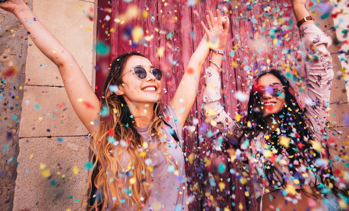 garotas celebrando carnaval de rua