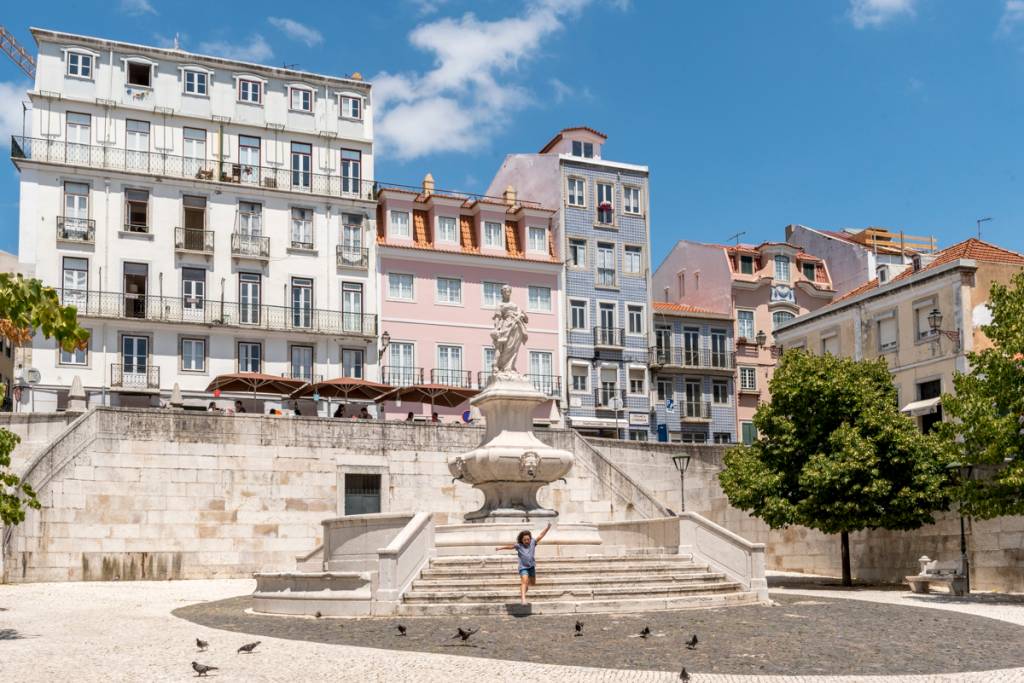 O lindo centro de Lisboa, de fachadas coloridas em tons pastel: o preço mudou, o charme não