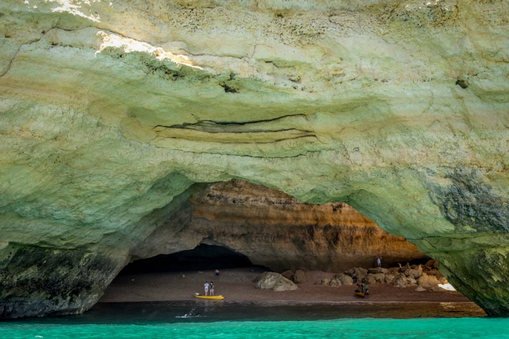 A entrada do Algar de Benagil pelo mar: impressionante