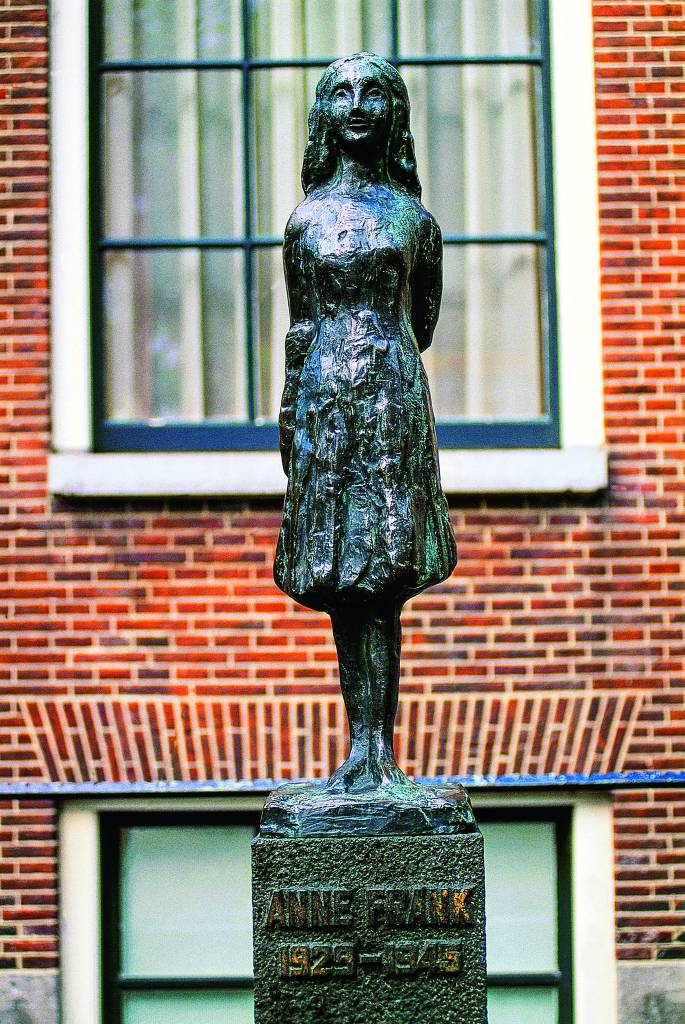 Estátua de Anne Frank, em Amsterdã