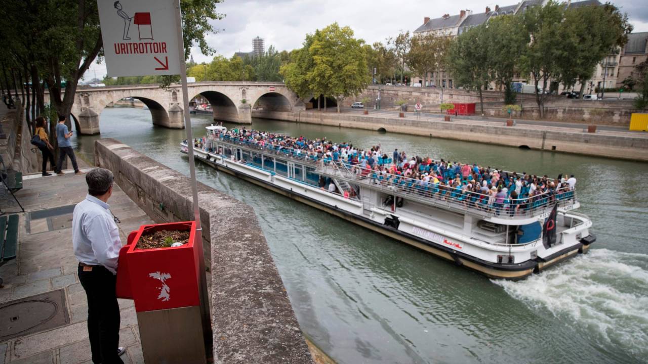 Urinol à beira do Sena, Paris