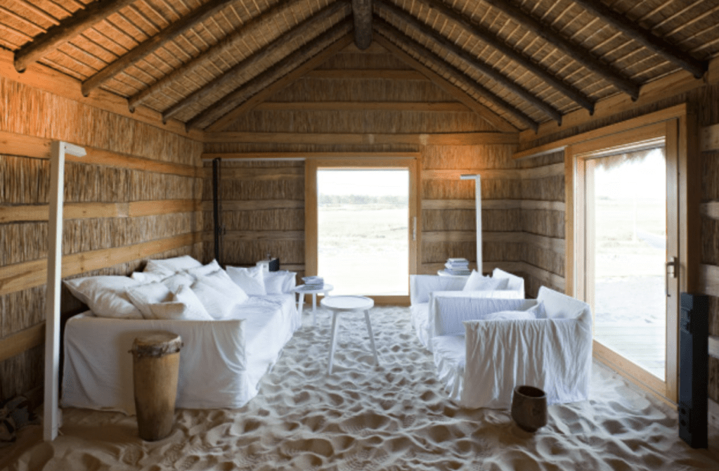 Living com chão de areia em uma das acomodações do Casas na Areia: a praia do lado de dentro