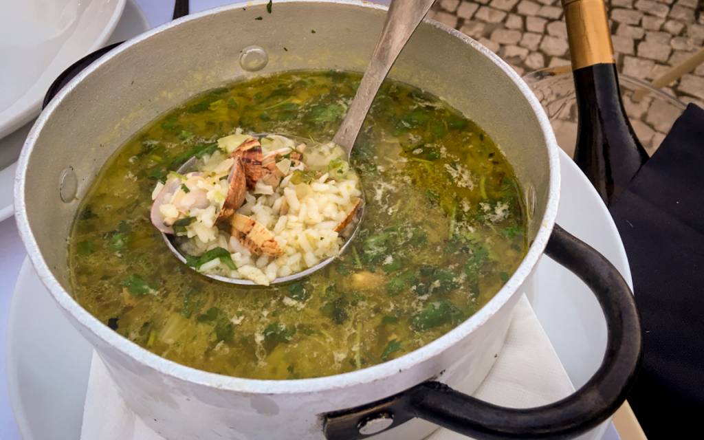 Restaurante Noélia, Algarve, Portugal Canja de amêijoas direto da panela: deliciosa