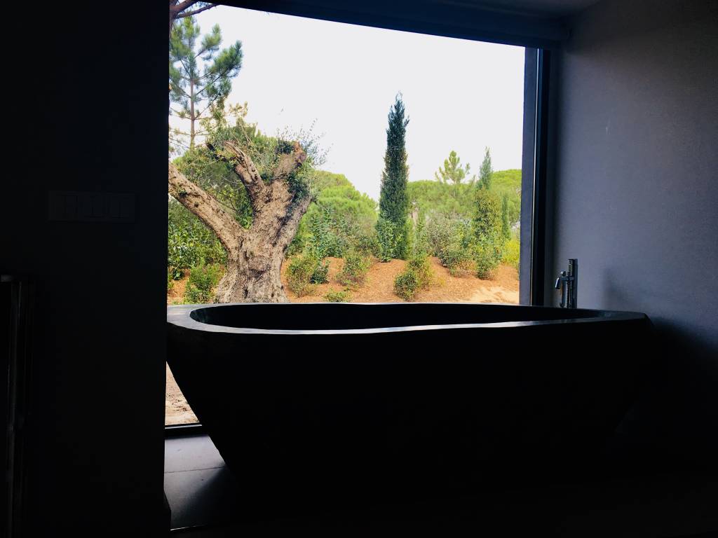 Banheira com vista em uma das villas do hotel