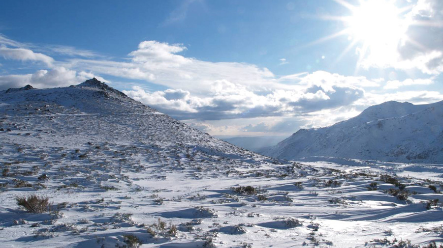 A Serra da Estrela coberta de branco: grande vedete do frio em Portugal (Reprodução)