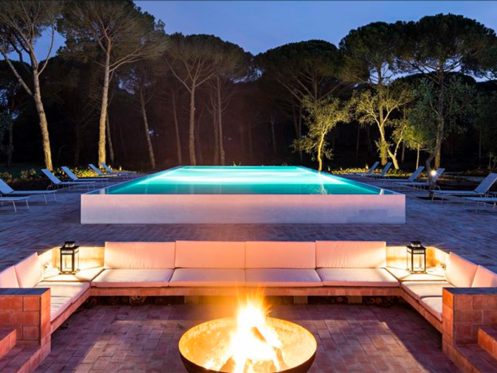 Sublime Comporta Piscina A piscina cercada de pinheiros e a fogueira ao anoitecer: ares de serra